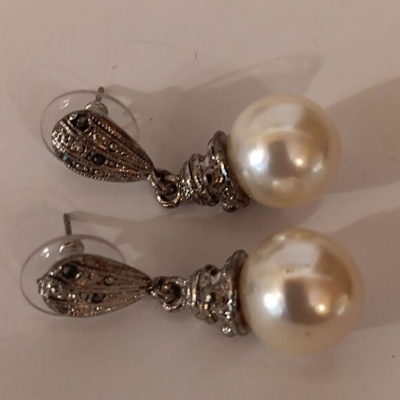 Bundle of High Quality Faux Pearls and Earrings - Picture 7 of 11